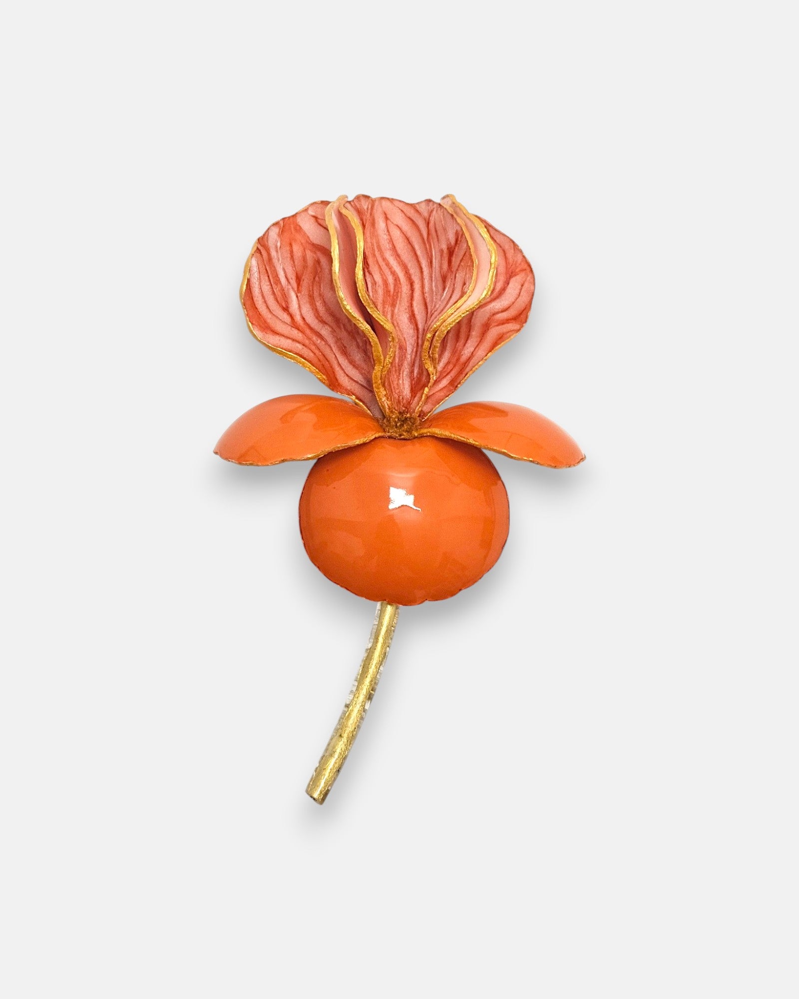 Maxibroche de diseño francés en forma de flor iris de Ciléa Paris, mostrando sus pétalos salmón estriados con bordes dorados, base naranja mandarina y tallo de oro.