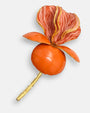 Primer plano macro de la flor artesanal de Ciléa Paris, detallando el labrado texturizado de la corola superior y los potentes reflejos de la base esmaltada naranja.