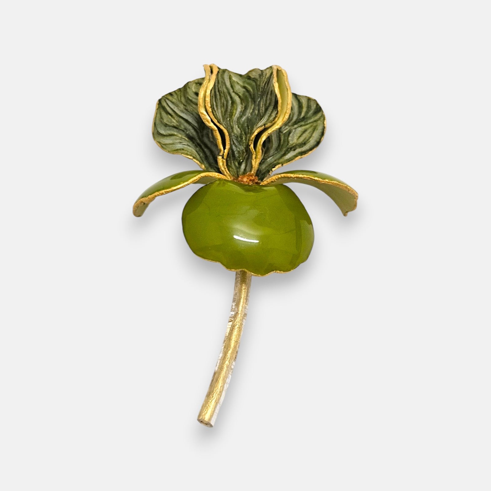 Broche mediano en forma de flor iris de Ciléa Paris, mostrando sus pétalos superiores en verde oliva estriado, base verde manzana esmaltada y tallo dorado.