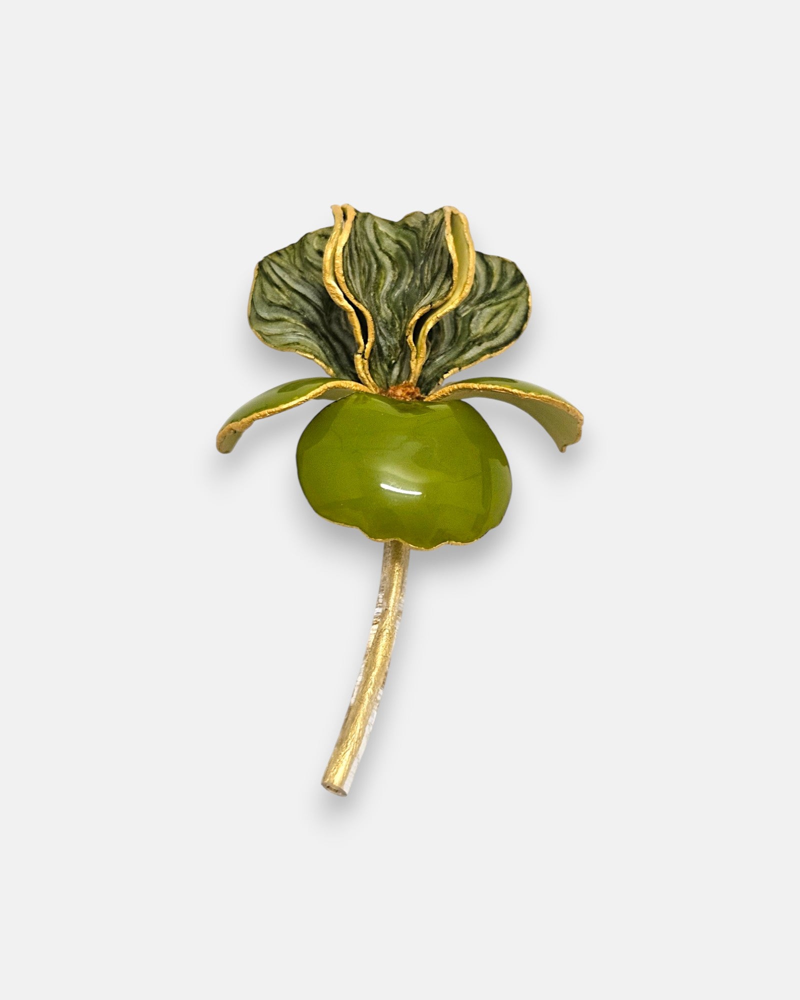 Broche mediano en forma de flor iris de Ciléa Paris, mostrando sus pétalos superiores en verde oliva estriado, base verde manzana esmaltada y tallo dorado.