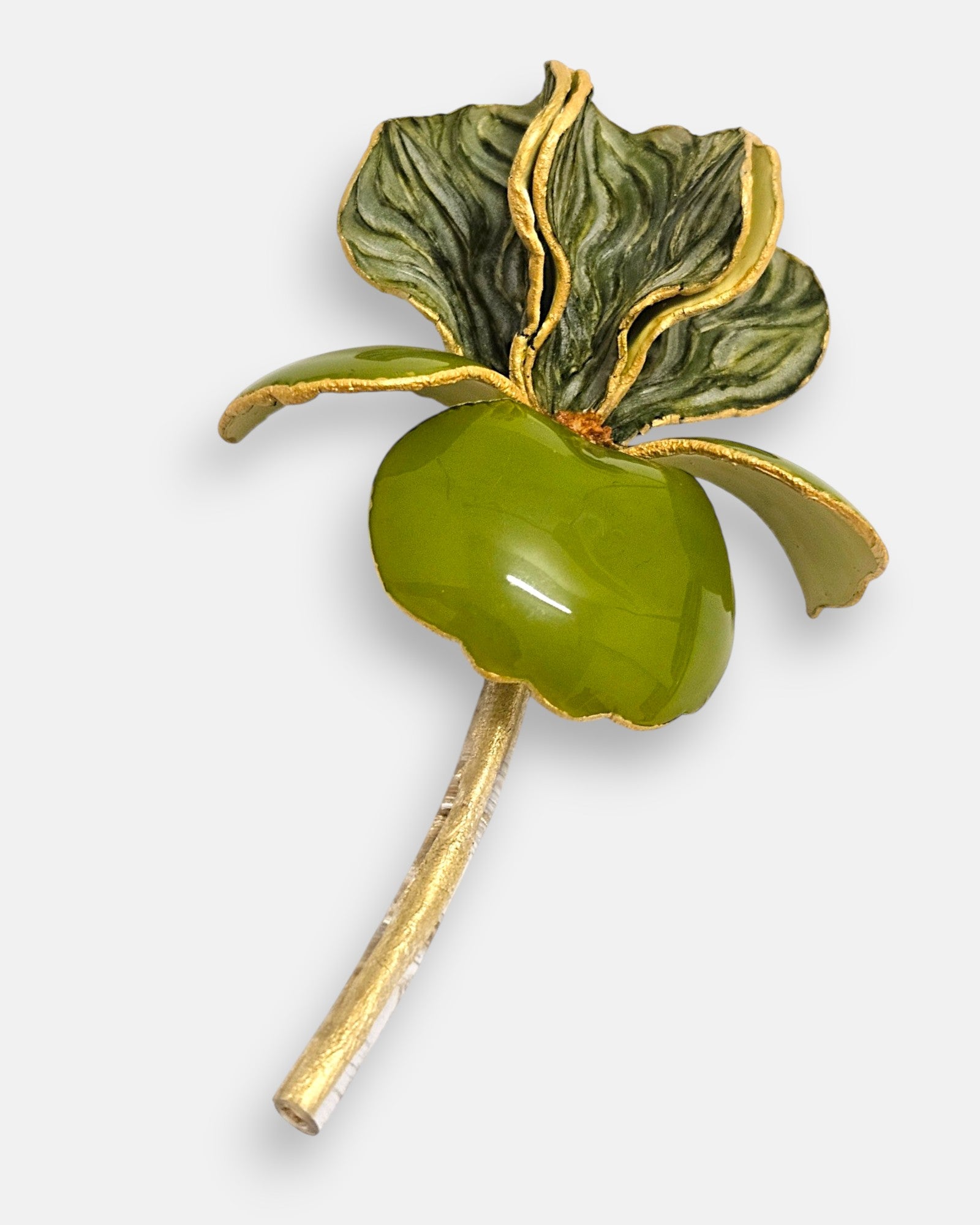 Primer plano macro de la flor artesanal de Ciléa Paris, detallando el labrado texturizado de los pétalos verde oliva y los potentes reflejos de la base esmaltada.