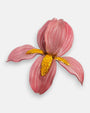 Primer plano macro de la flor artesanal de Ciléa Paris, detallando las finas líneas blancas sobre el fondo rosa mate y el relieve rugoso del centro amarillo.