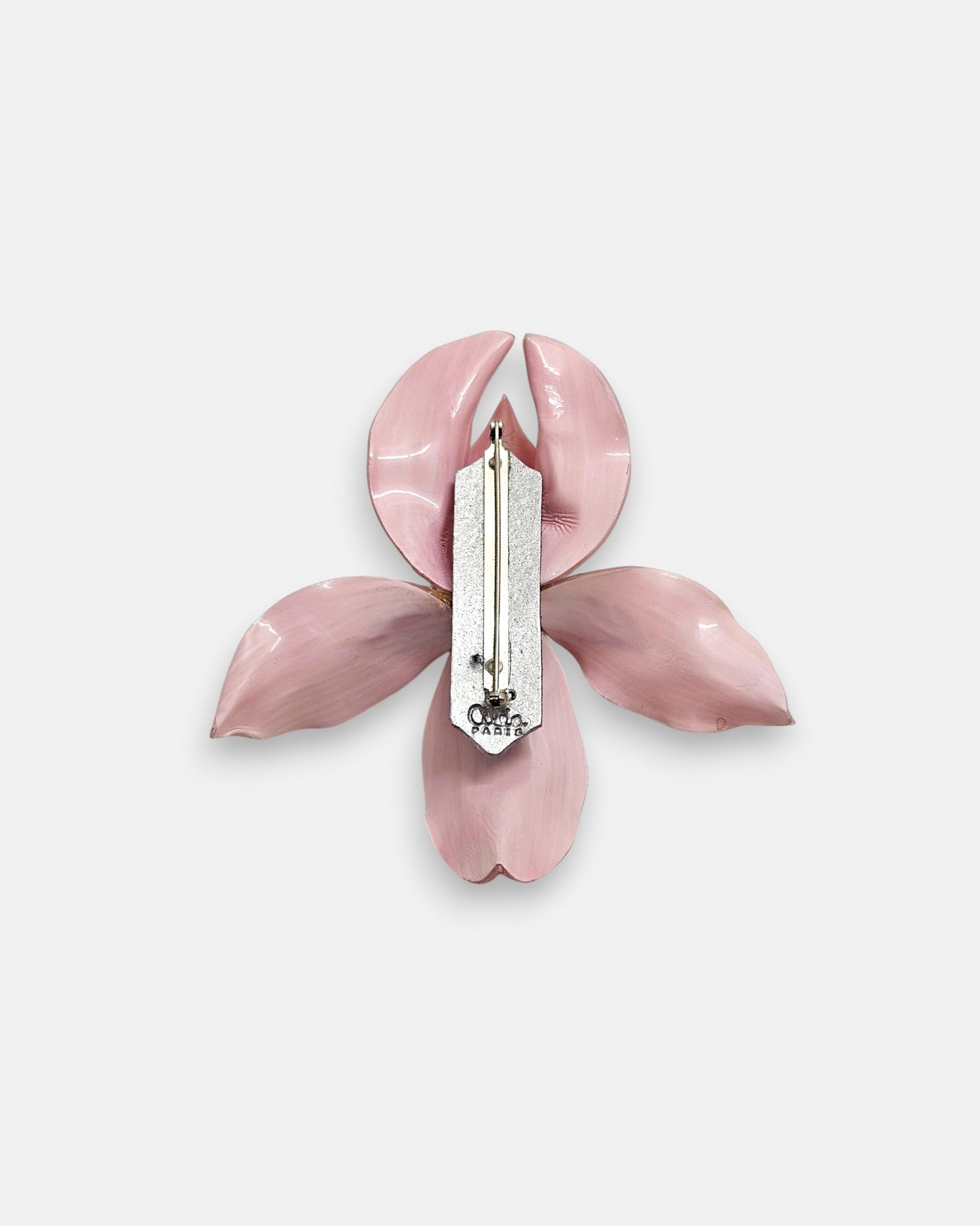 Vista trasera del broche Iris Aurore de Ciléa Paris, mostrando el reverso liso en color rosa brillante esmaltado y el mecanismo metálico de alfiler de seguridad.