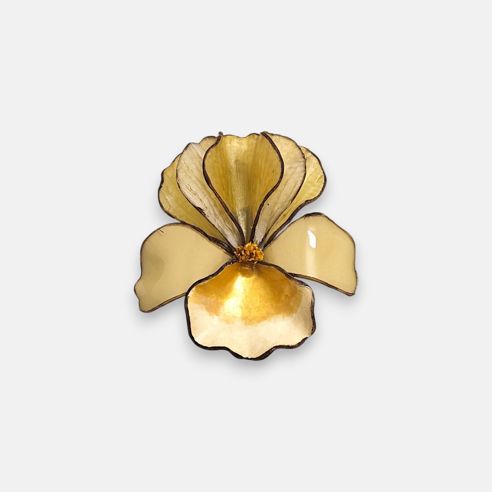 Broche de diseño francés en forma de flor de pensamiento de Ciléa Paris, mostrando sus pétalos crema brillantes, centro degradado en oro y perfiles oscuros.