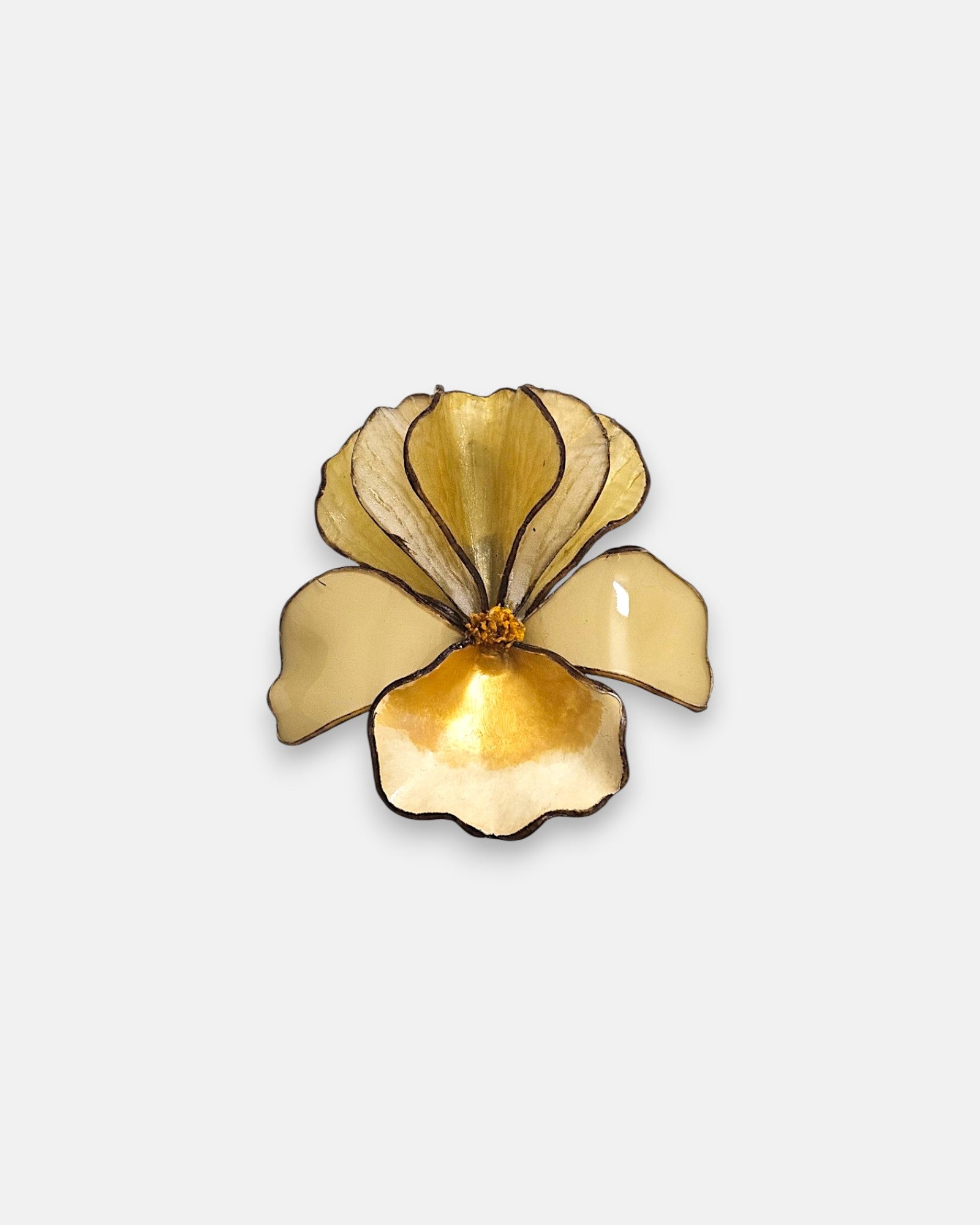 Broche de diseño francés en forma de flor de pensamiento de Ciléa Paris, mostrando sus pétalos crema brillantes, centro degradado en oro y perfiles oscuros.