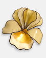 Primer plano macro de la flor artesanal de Ciléa Paris, detallando el acabado satinado de los pétalos superiores, el degradado central dorado y el contorno oscuro.