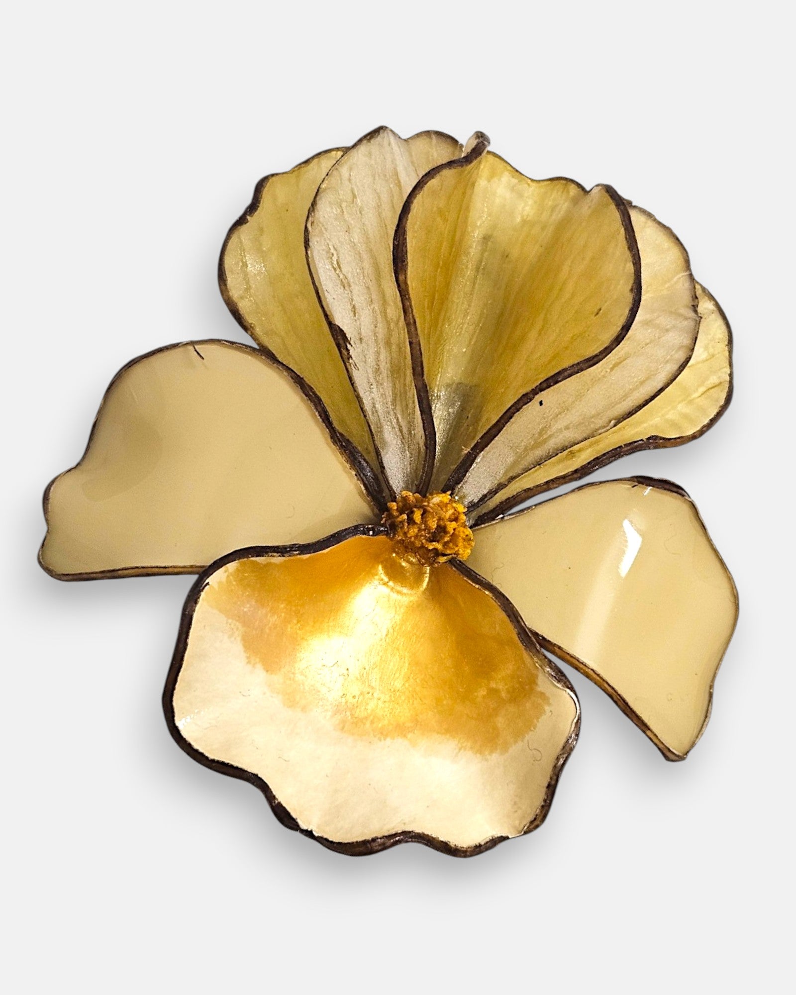 Primer plano macro de la flor artesanal de Ciléa Paris, detallando el acabado satinado de los pétalos superiores, el degradado central dorado y el contorno oscuro.