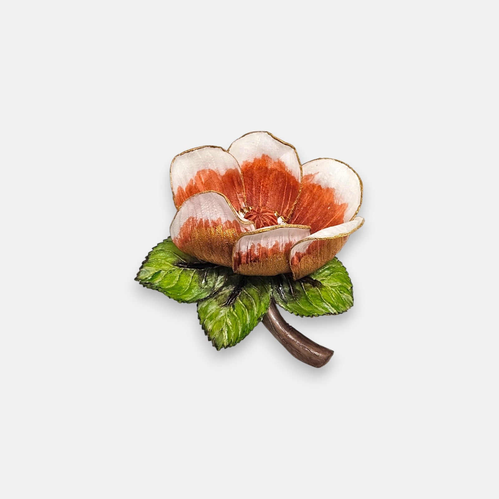 Broche grande en forma de flor silvestre de Ciléa Paris, mostrando sus pétalos degradados en blanco y rojo teja con hojas verdes y tallo bronce.