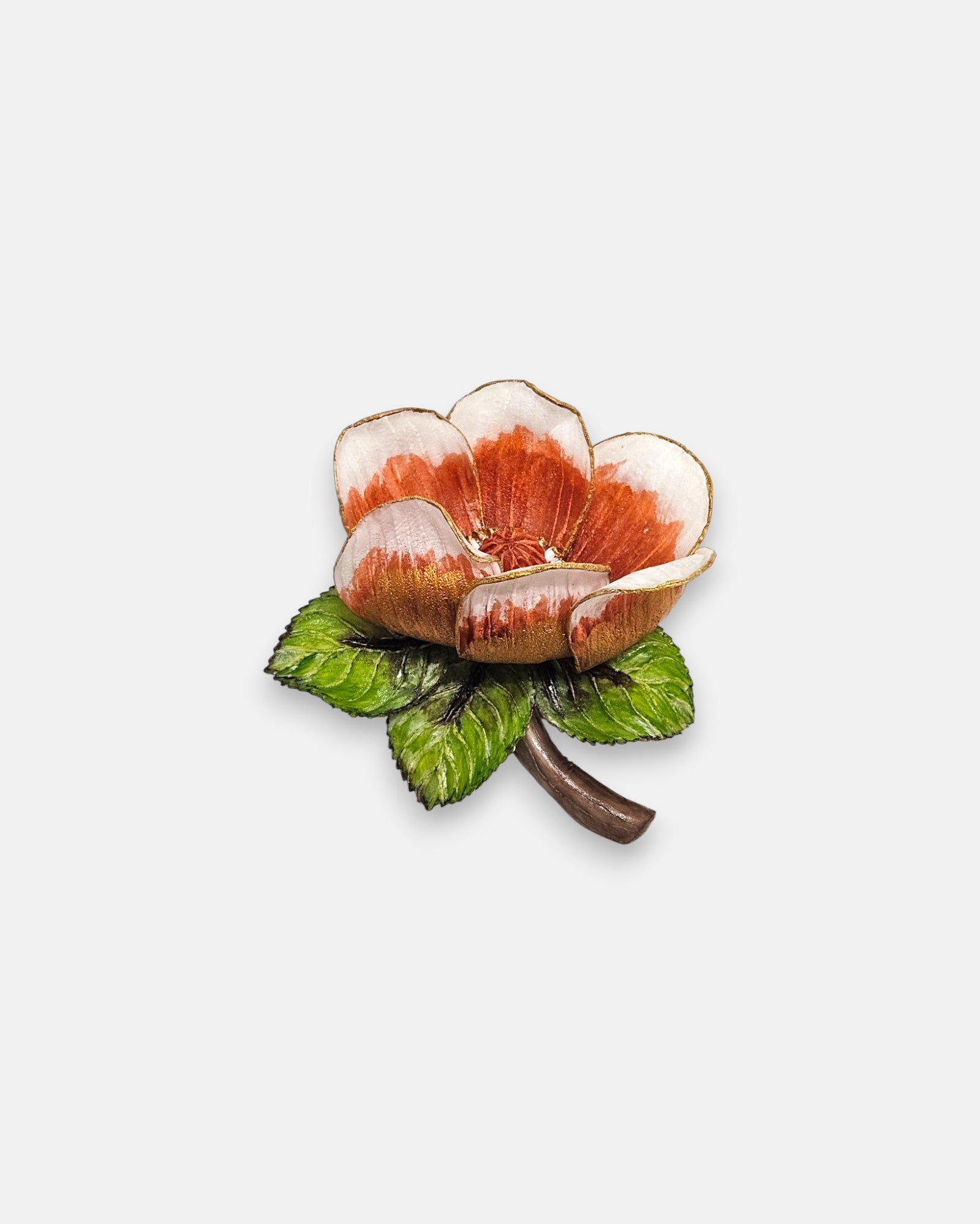 Broche grande en forma de flor silvestre de Ciléa Paris, mostrando sus pétalos degradados en blanco y rojo teja con hojas verdes y tallo bronce.