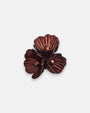 Broche mediano de Ciléa Paris en forma de ramillete de tres flores en color marrón castaño esmaltado con centros redondos en cobre metalizado.