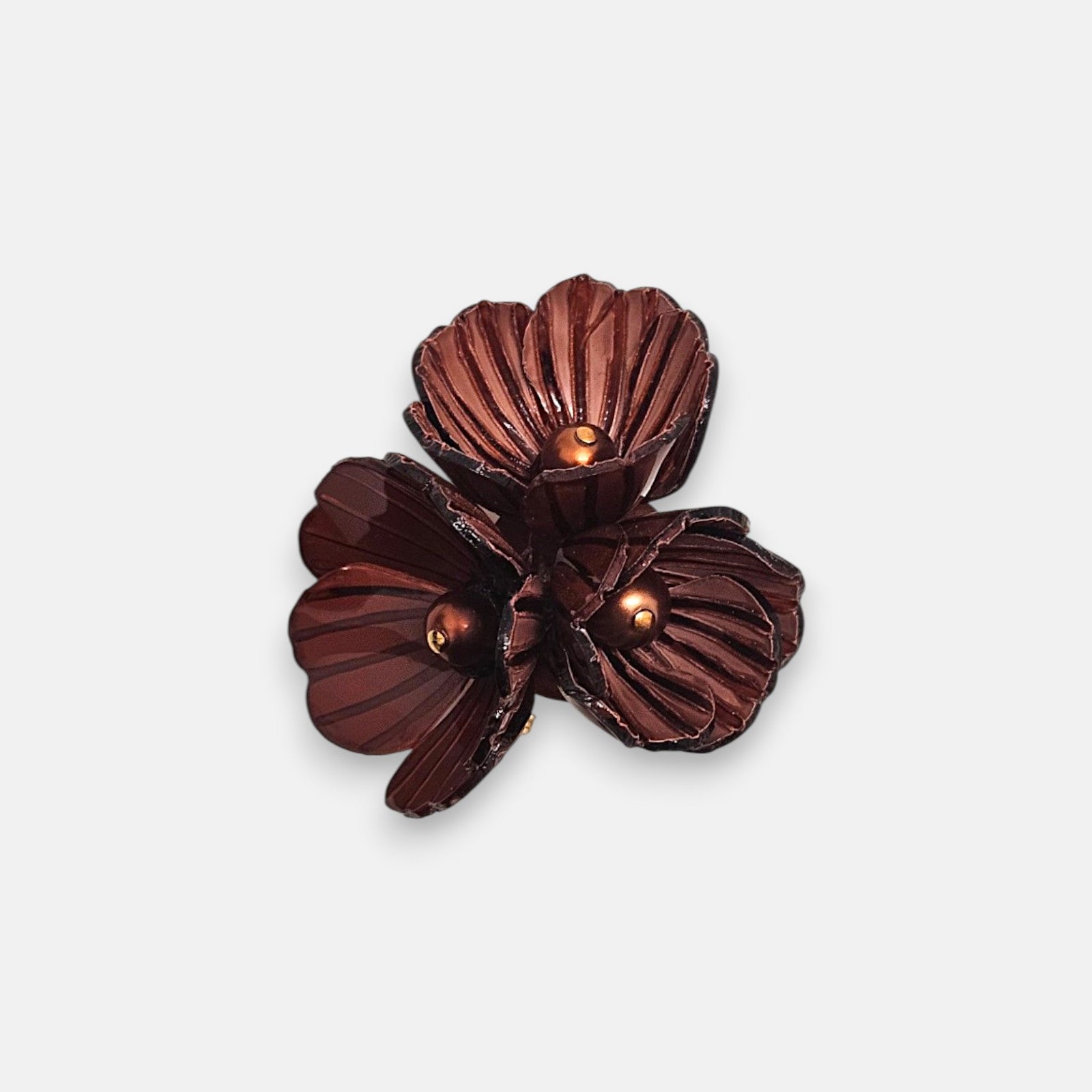 Broche mediano de Ciléa Paris en forma de ramillete de tres flores en color marrón castaño esmaltado con centros redondos en cobre metalizado.