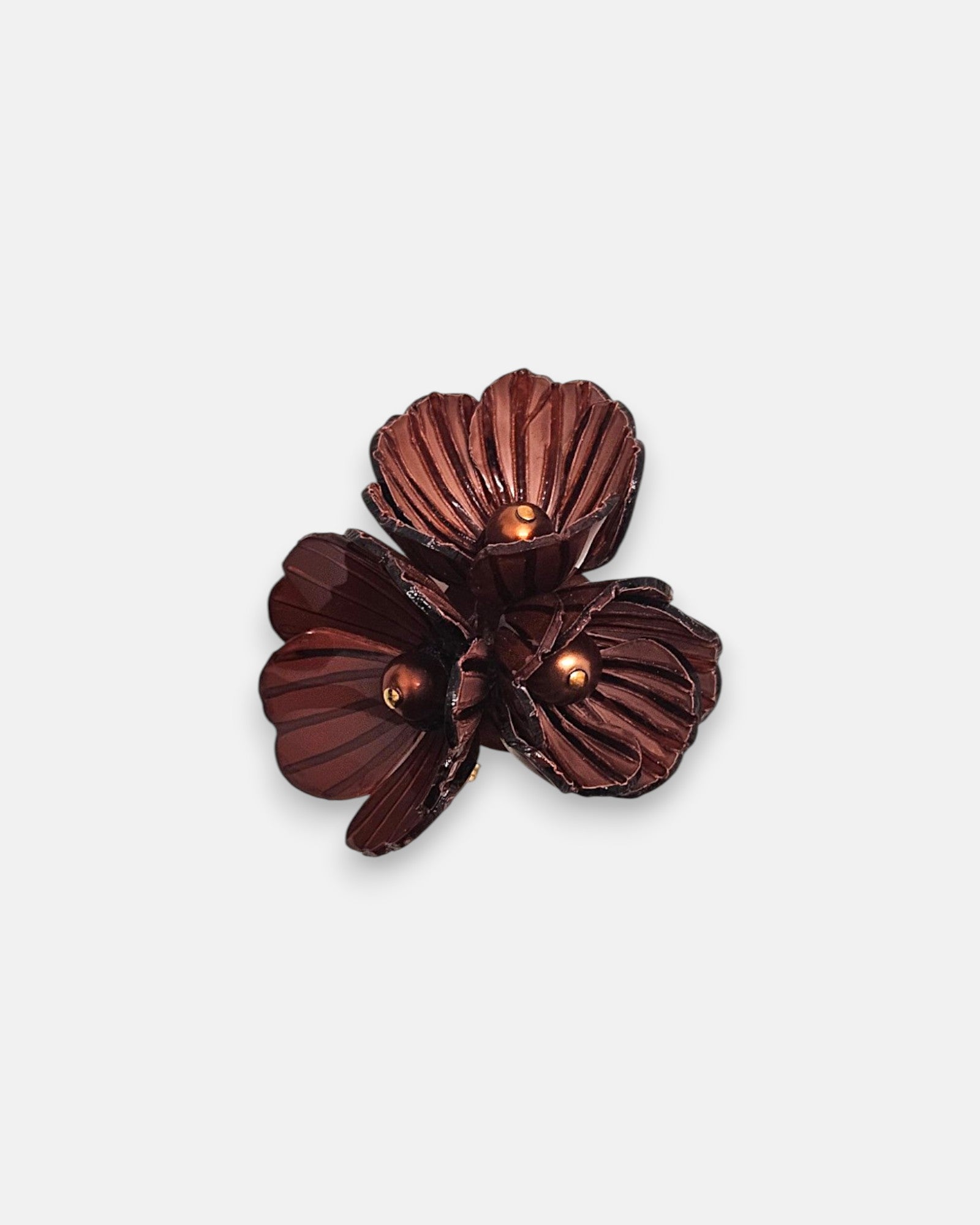 Broche mediano de Ciléa Paris en forma de ramillete de tres flores en color marrón castaño esmaltado con centros redondos en cobre metalizado.