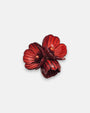 Broche mediano de Ciléa Paris en forma de ramillete de tres flores en color rojo borgoña esmaltado con líneas oscuras y centros redondos metalizados.