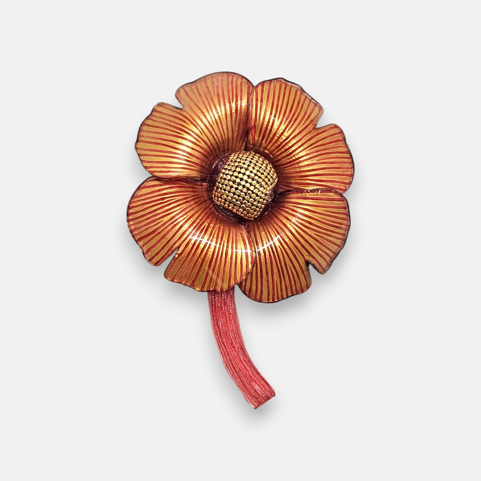 Maxibroche de diseño francés de Ciléa Paris en forma de flor exótica, mostrando sus pétalos ondulados en rojo borgoña esmaltado, centro rugoso y hojas basales.