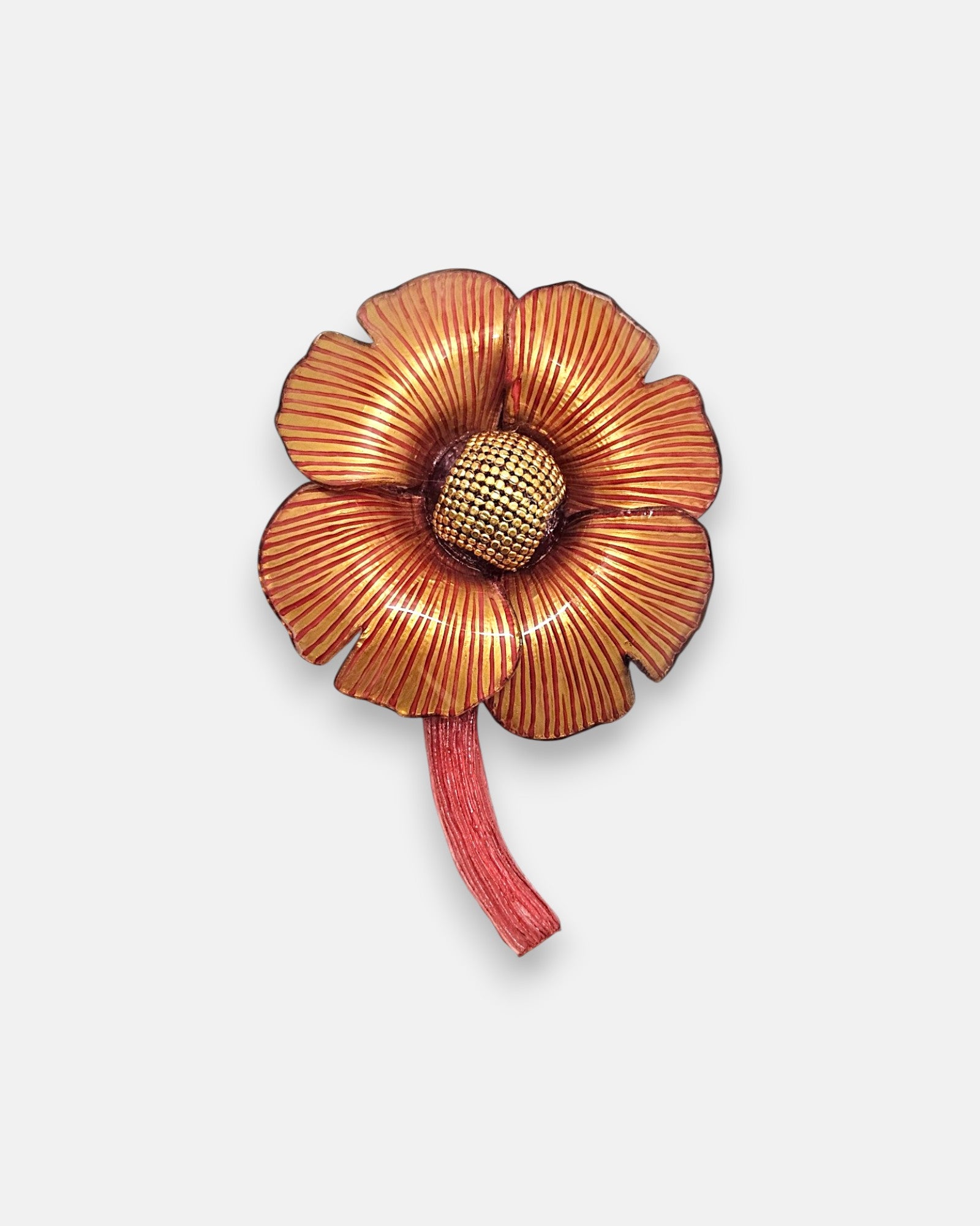 Maxibroche de diseño francés de Ciléa Paris en forma de flor exótica, mostrando sus pétalos ondulados en rojo borgoña esmaltado, centro rugoso y hojas basales.