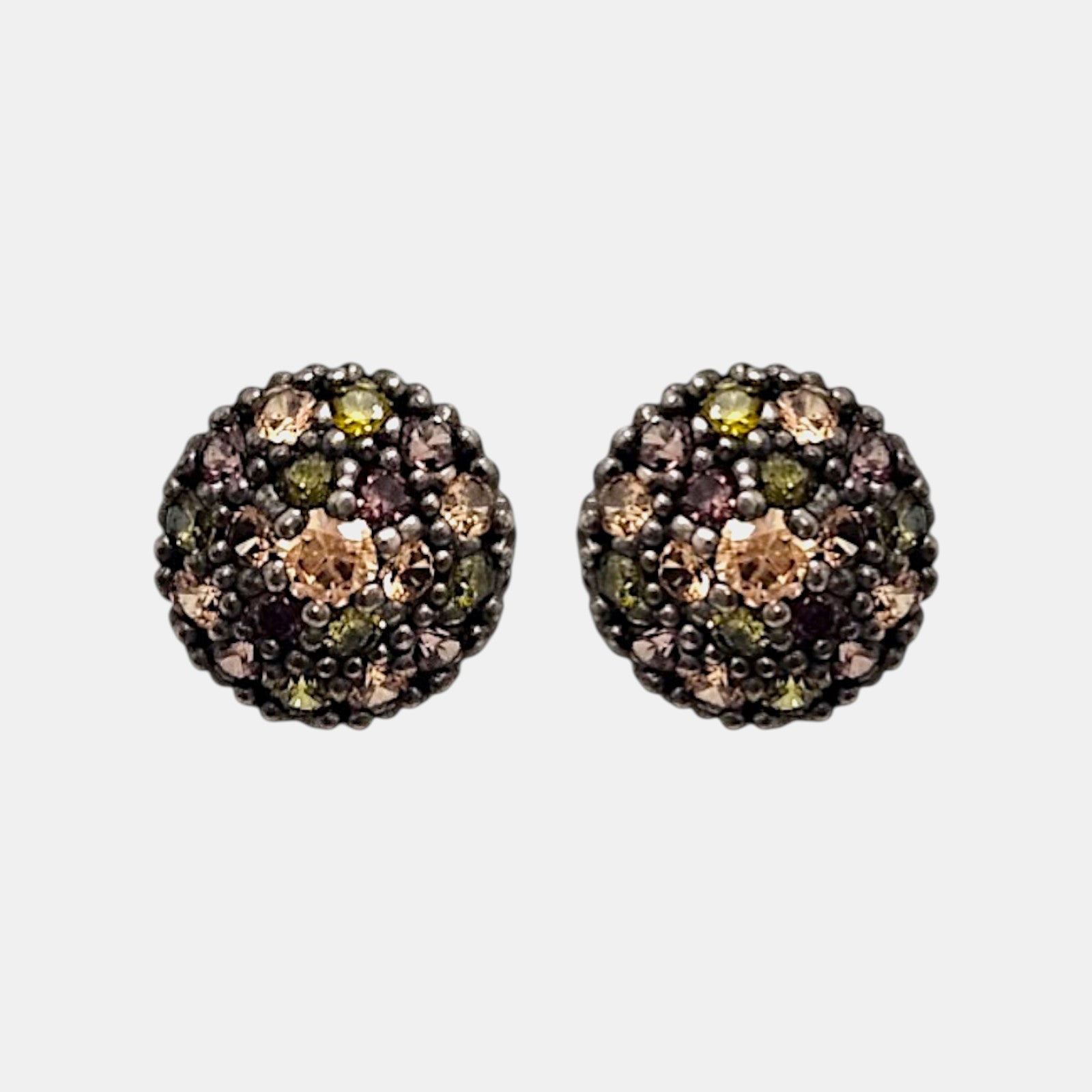 Pareja de pendientes de botón circulares Bohemme con pavé de circonitas champagne sobre plata oscura.