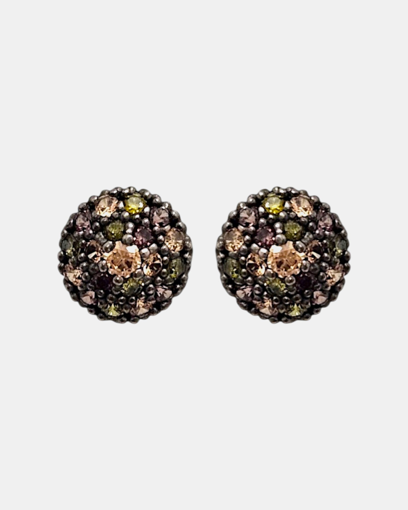 Pareja de pendientes de botón circulares Bohemme con pavé de circonitas champagne sobre plata oscura.