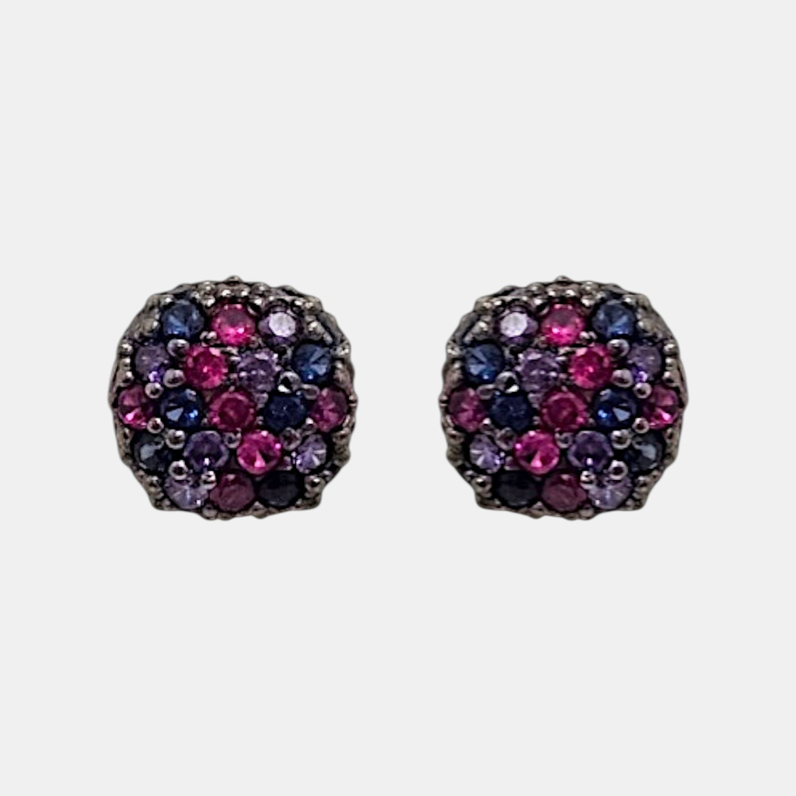 Pareja de pendientes de botón circulares Bohemme con pavé de circonitas multicolor en tonos rosa, violeta y azul.