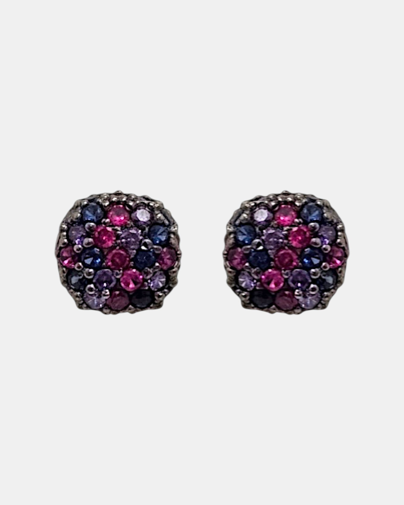 Pareja de pendientes de botón circulares Bohemme con pavé de circonitas multicolor en tonos rosa, violeta y azul.