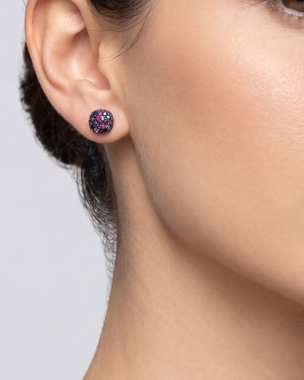 Mujer luciendo los pendientes de botón Iris Mosaic de Bohemme, resaltando su brillo vibrante y ajuste perfecto al lóbulo.