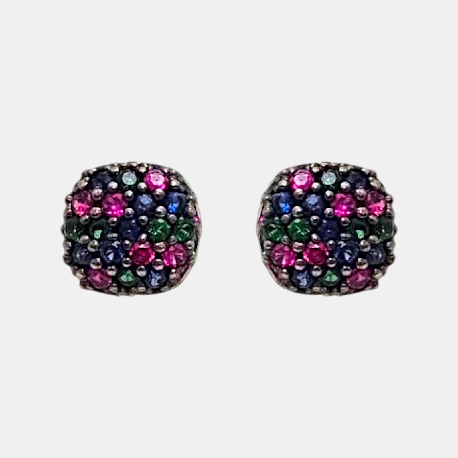 Pareja de pendientes de botón circulares Bohemme Obsidian Dot con pavé de espinelas negras sobre plata oscura.