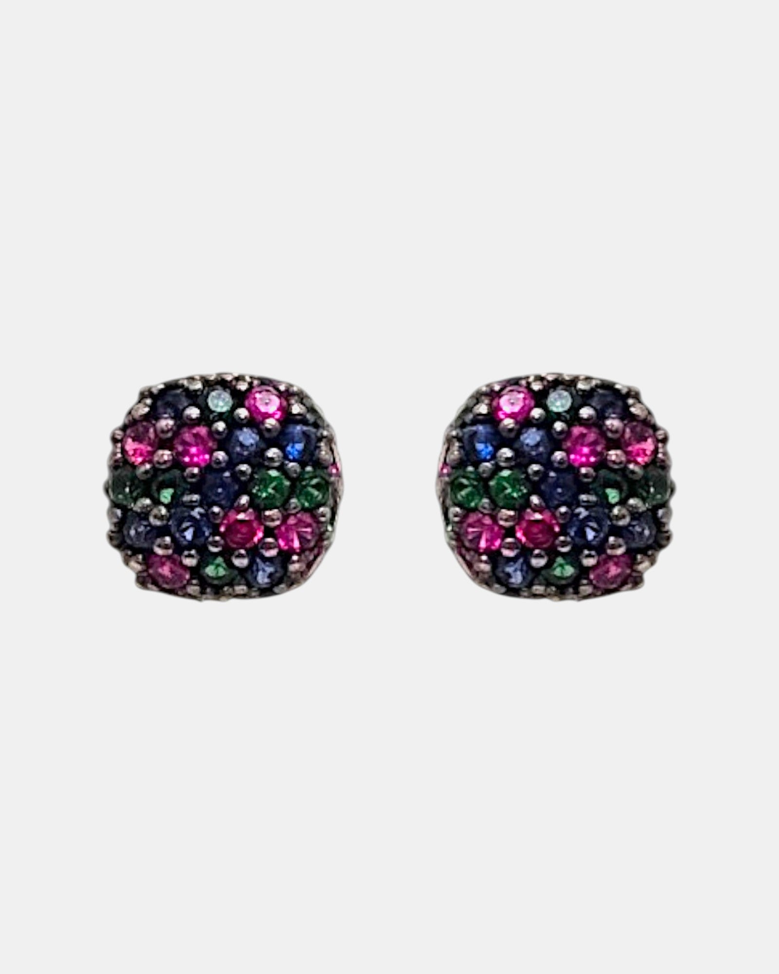 Pareja de pendientes de botón circulares Bohemme Obsidian Dot con pavé de espinelas negras sobre plata oscura.