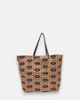 Maxi bolso artesanal talla L con estampado hexagonal en tonos rosa, arena y negro sobre fondo blanco.