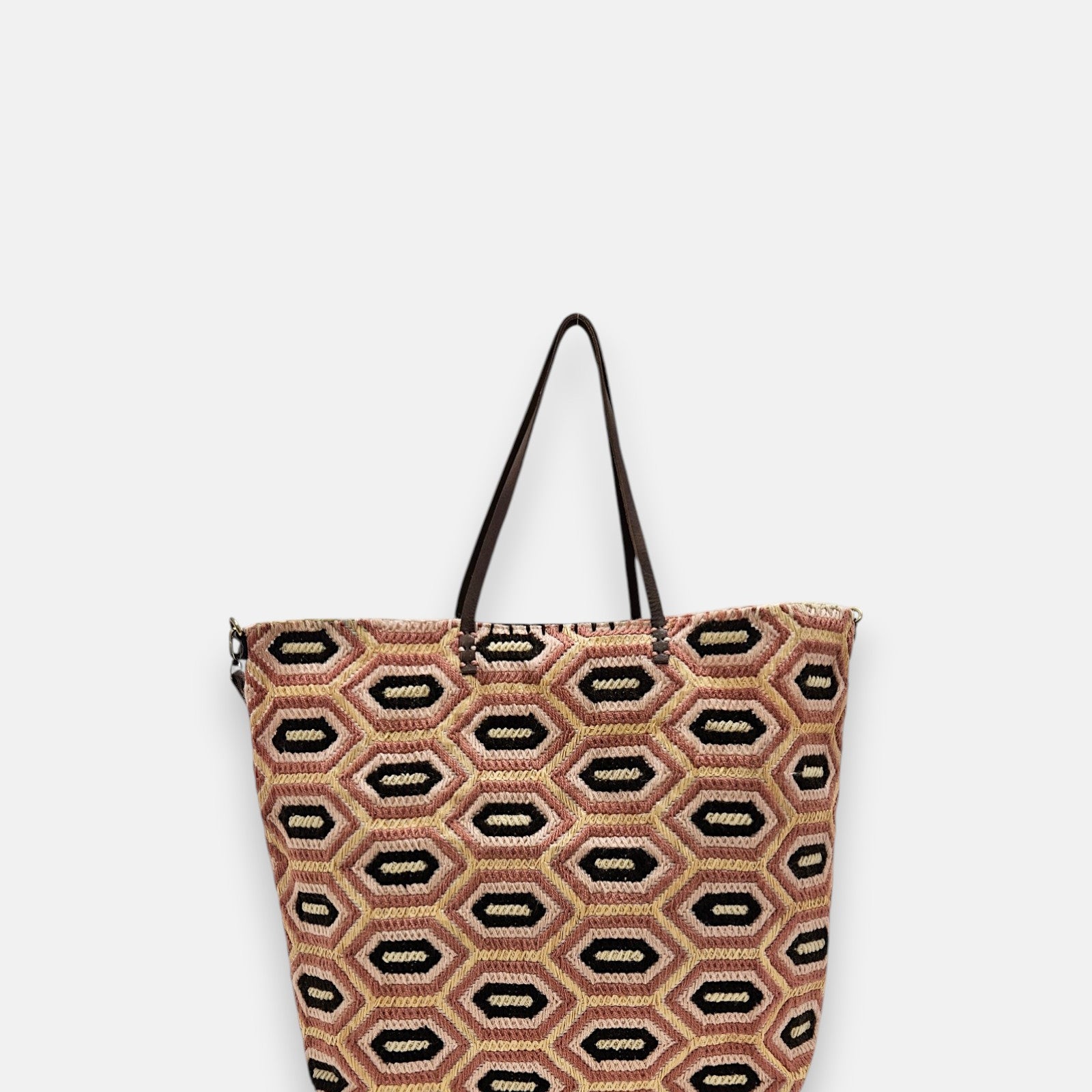 Maxi bolso artesanal talla L con estampado hexagonal en tonos rosa, arena y negro sobre fondo blanco.