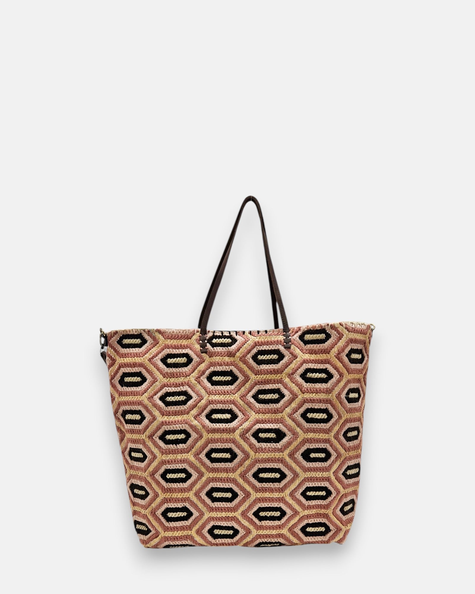 Maxi bolso artesanal talla L con estampado hexagonal en tonos rosa, arena y negro sobre fondo blanco.