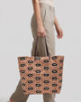 Mujer luciendo el maxi bolso Geometría del Desierto, resaltando su tamaño XL y la elegancia de las asas de piel.