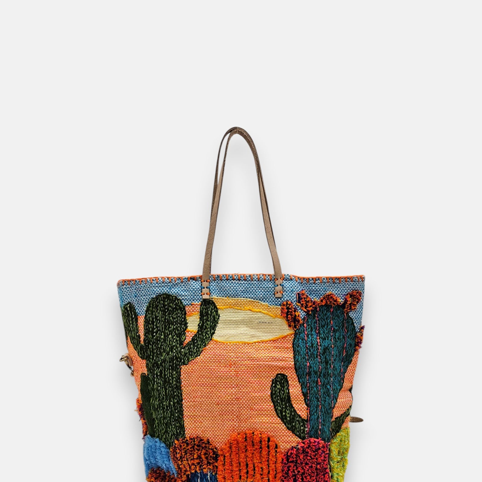 Bolso artesanal de gran formato con bordado multicolor de cactus y sol sobre fondo reciclado.