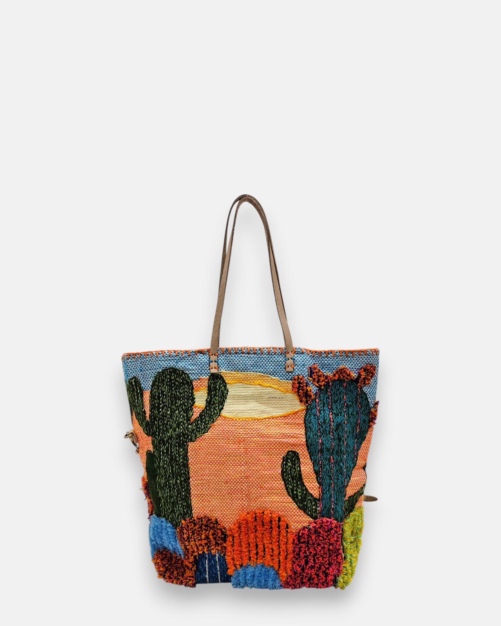 Bolso artesanal de gran formato con bordado multicolor de cactus y sol sobre fondo reciclado.