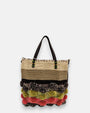 Bolso pequeño de rafia con bandas de colores tierra, verde y rosa con pompones artesanales.