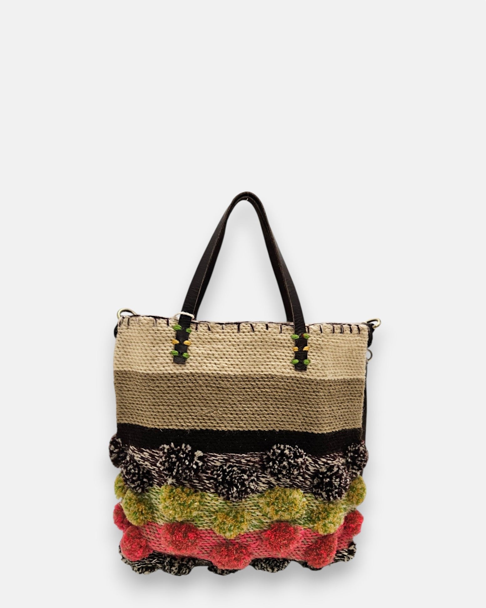 Bolso pequeño de rafia con bandas de colores tierra, verde y rosa con pompones artesanales.