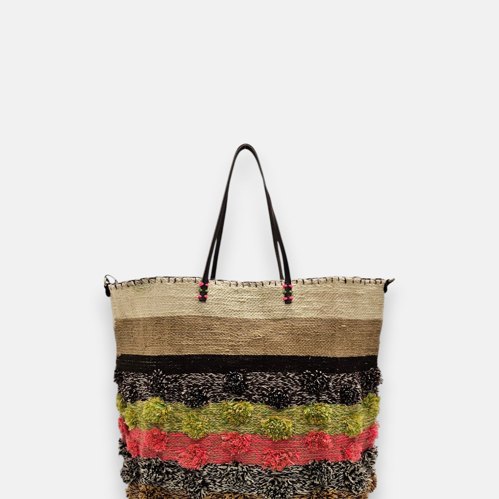 Maxi bolso tote hecho de saco reciclado con franjas de pompones en rosa, verde y negro.