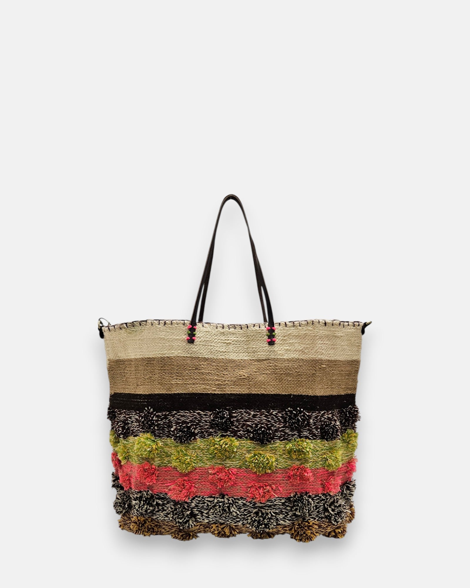 Maxi bolso tote hecho de saco reciclado con franjas de pompones en rosa, verde y negro.