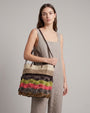Mujer luciendo el bolso XL "Terraza Mediterránea" al hombro, destacando su gran capacidad y diseño de tejido recuperado.