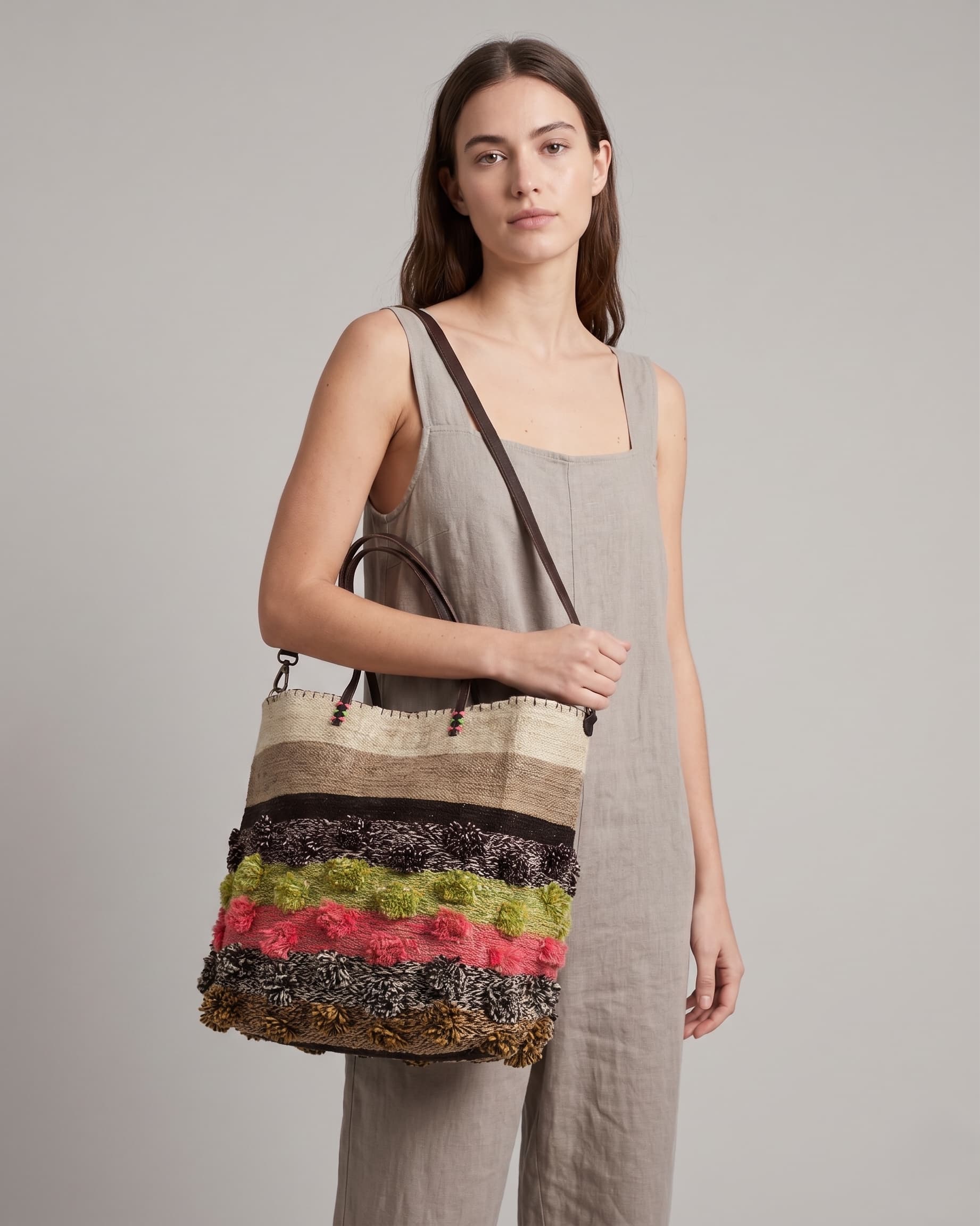 Mujer luciendo el bolso XL "Terraza Mediterránea" al hombro, destacando su gran capacidad y diseño de tejido recuperado.