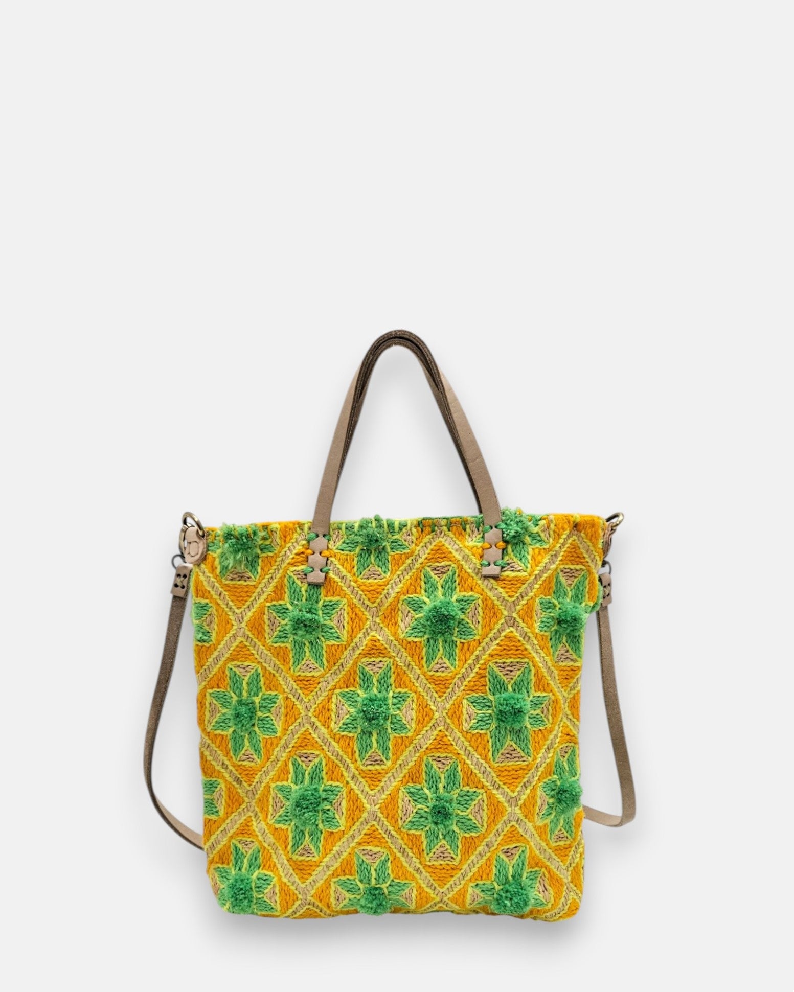 Bolso pequeño artesanal con bordado geométrico de rombos en amarillo y verde con pompones.