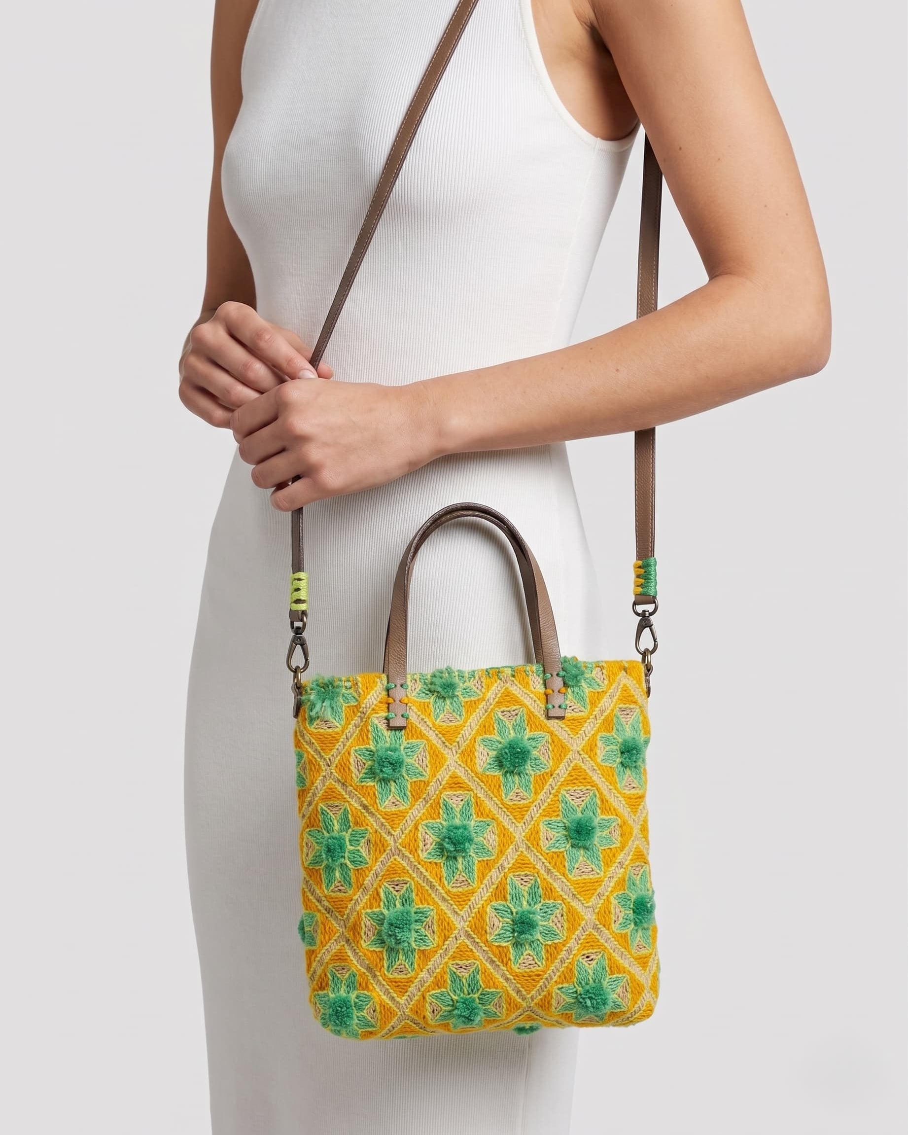 Mujer luciendo el bolso XS "Prisma Botánico" destacando su patrón vibrante y tamaño compacto.