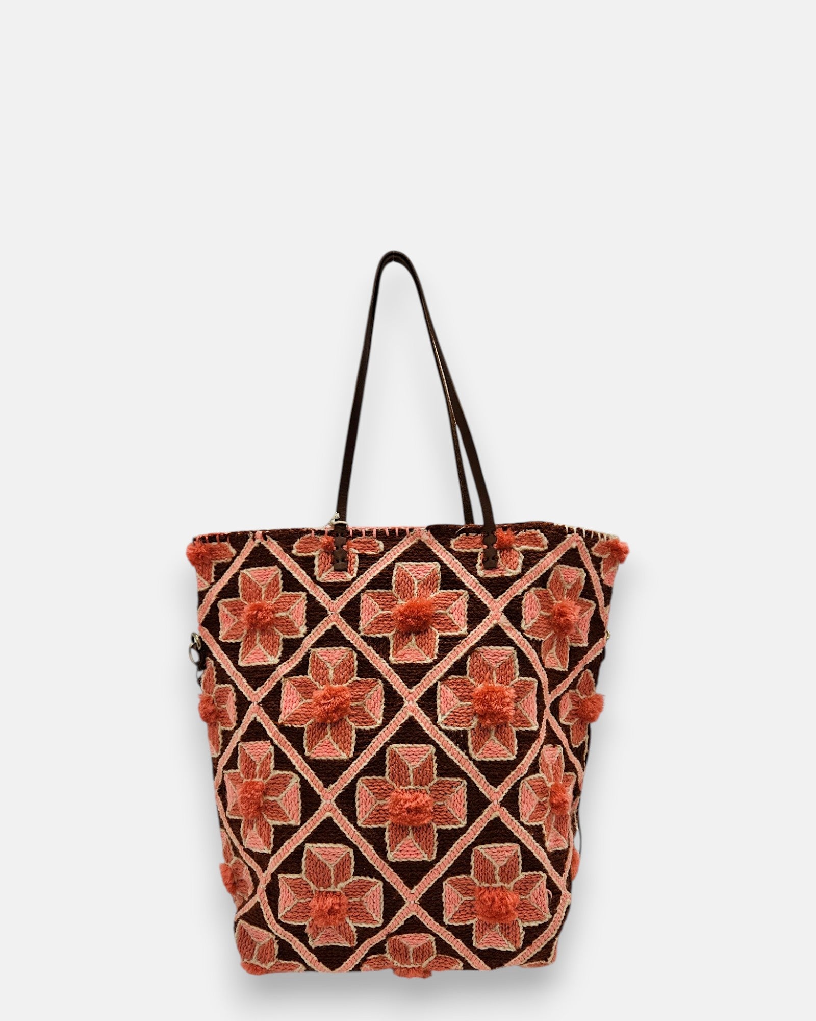 Bolso artesanal de gran formato con bordado de rosetones florales en rosa, azul y naranja sobre base reciclada.