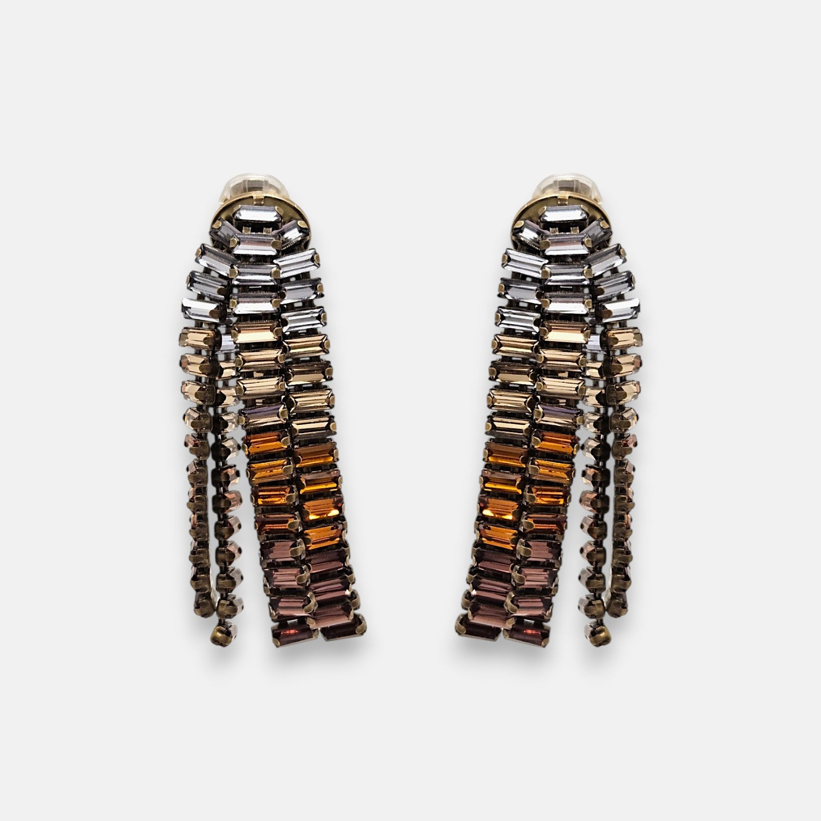 Pareja de pendientes Tataborello con cristales tallados en degradado de color ámbar y gris.