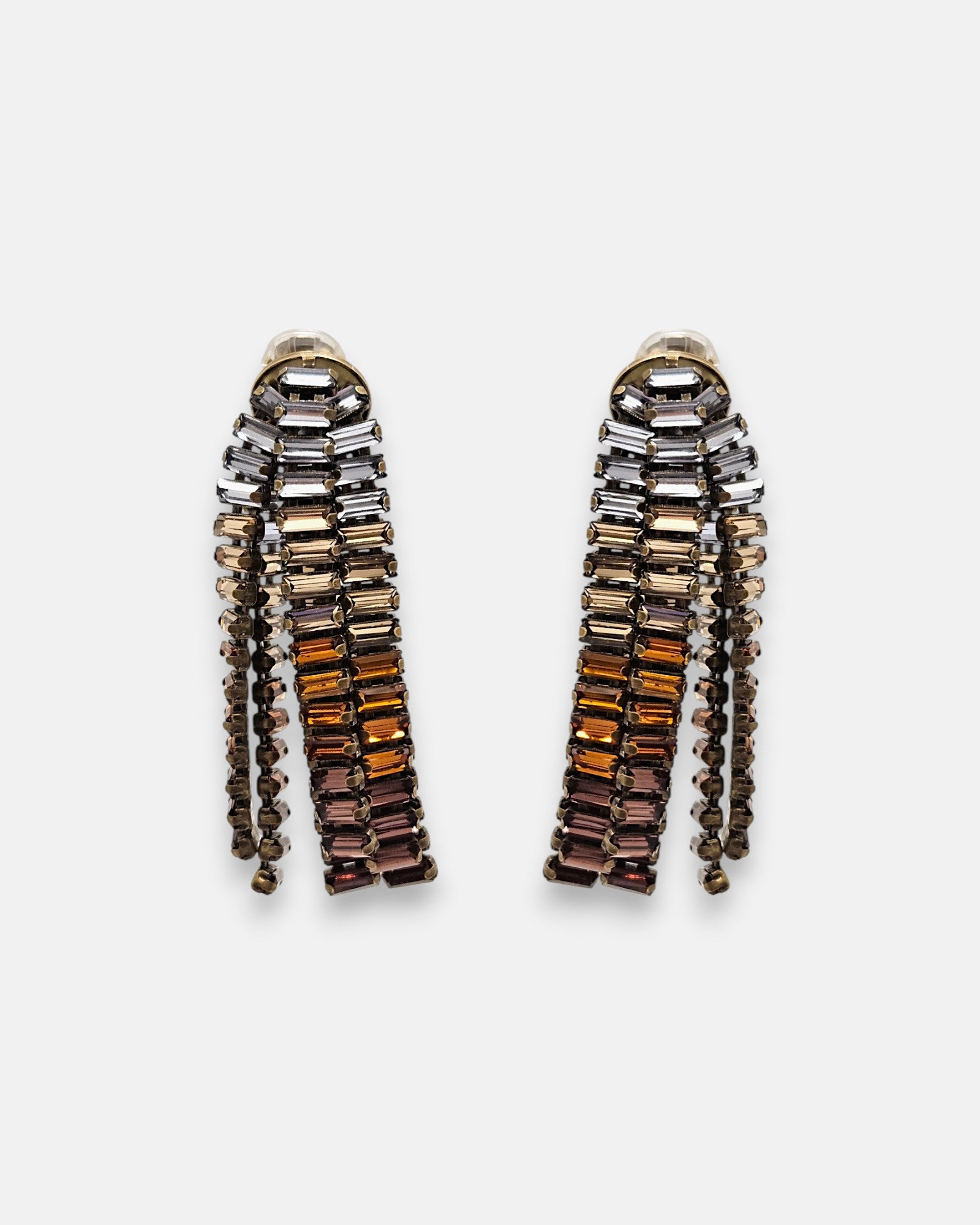 Pareja de pendientes Tataborello con cristales tallados en degradado de color ámbar y gris.