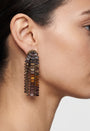 Mujer luciendo los pendientes "Cascada de Ámbar", mostrando su caída elegante y brillo facetado.