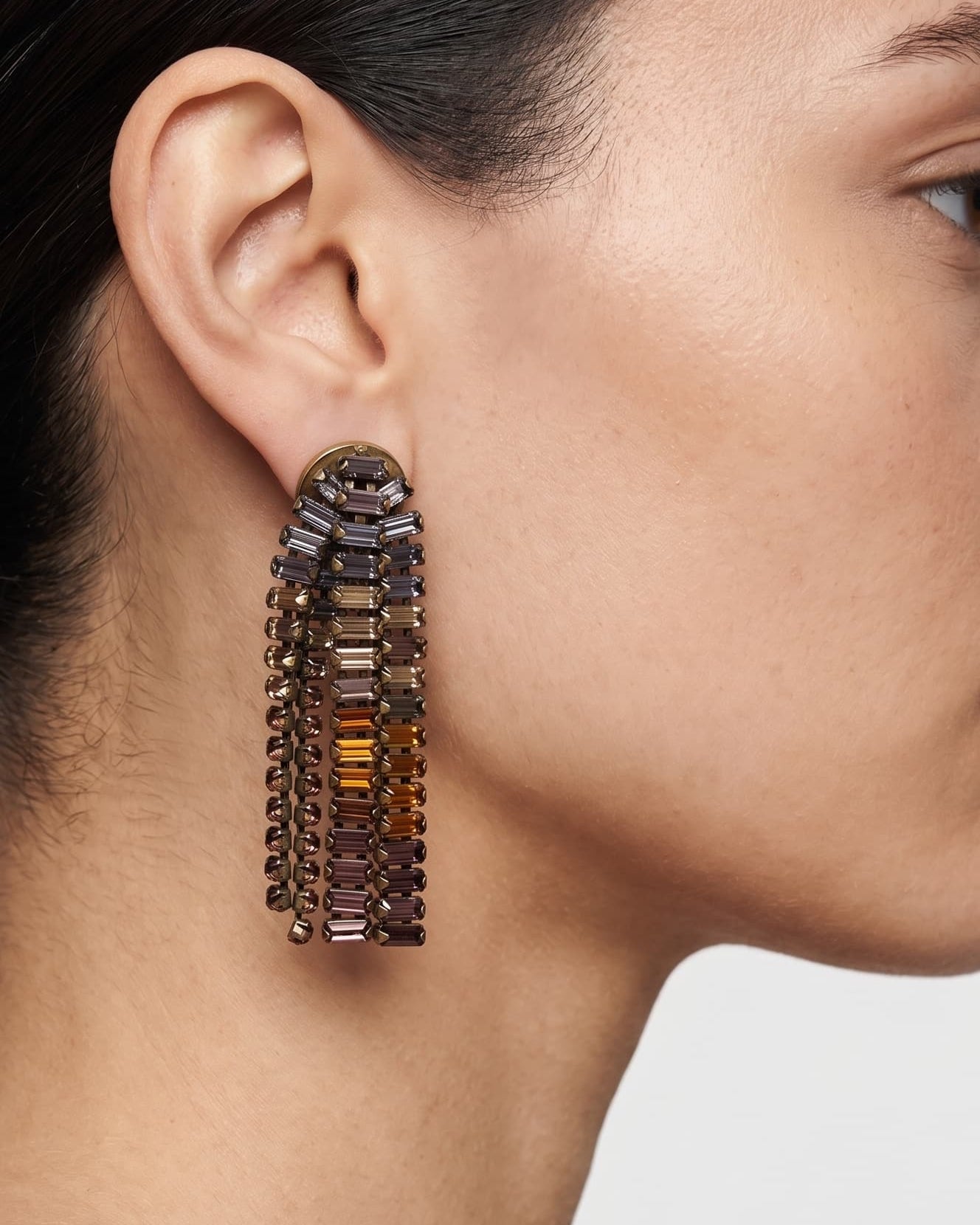 Mujer luciendo los pendientes "Cascada de Ámbar", mostrando su caída elegante y brillo facetado.