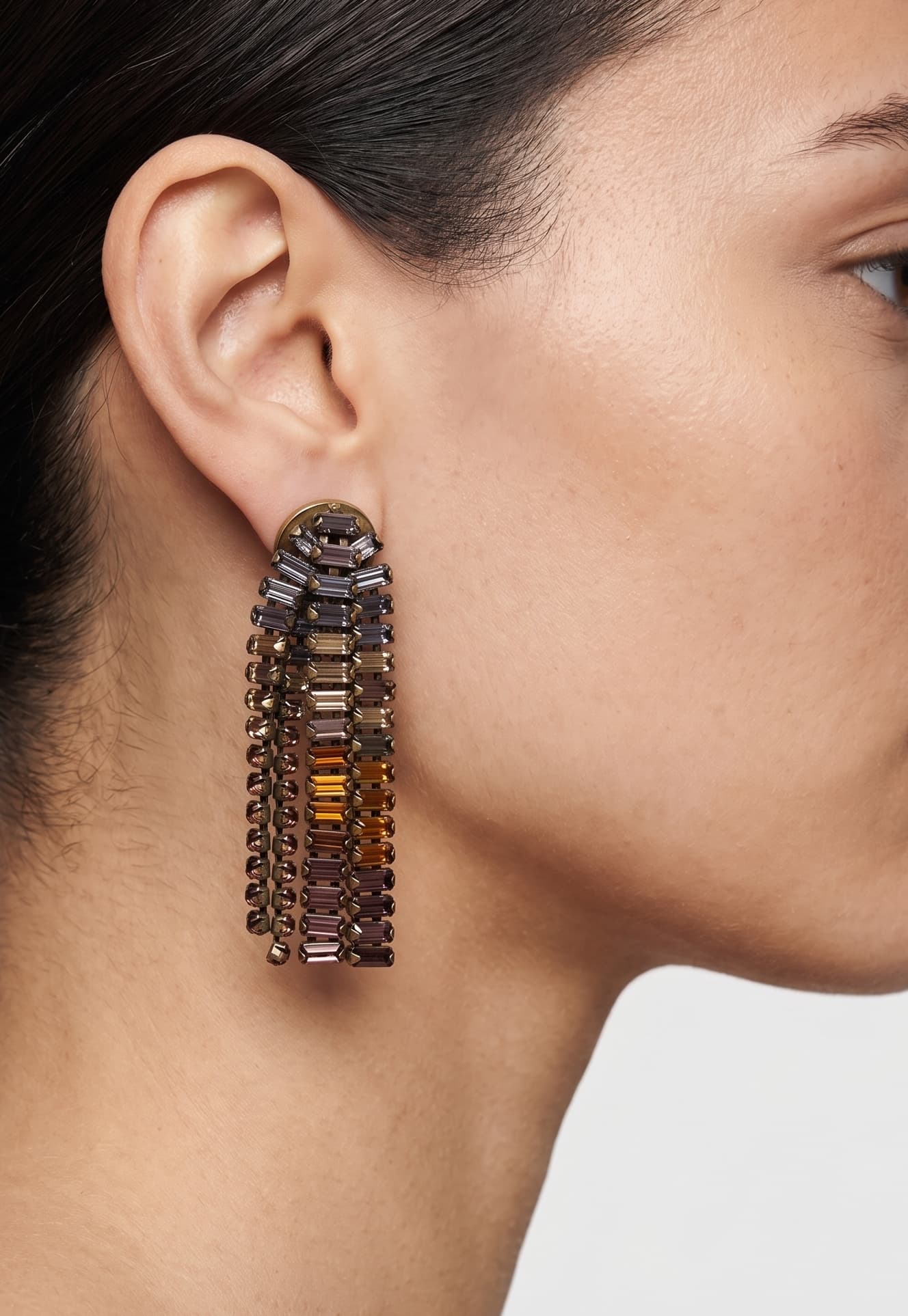 Mujer luciendo los pendientes "Cascada de Ámbar", mostrando su caída elegante y brillo facetado.