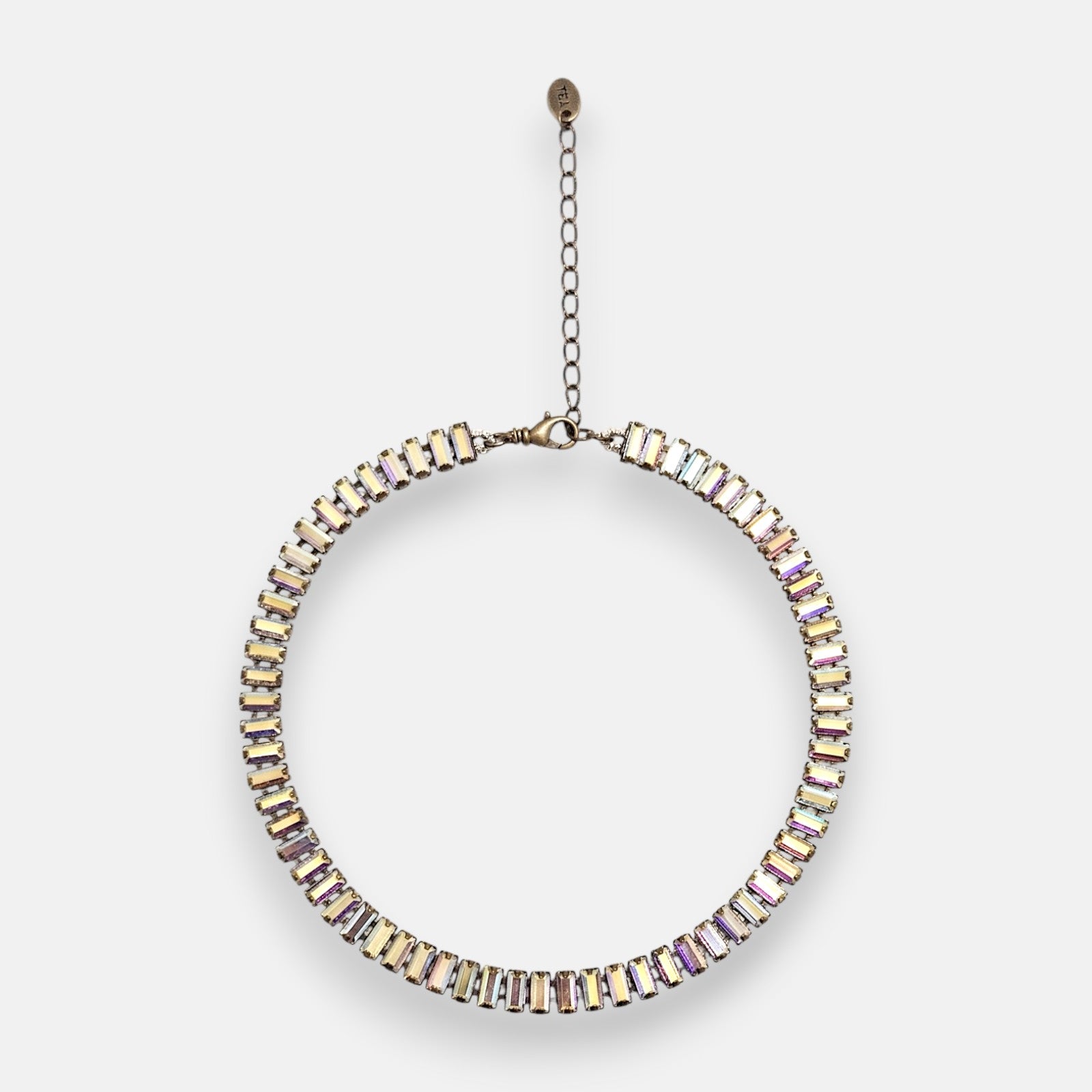 Gargantilla choker Tataborello extendida en círculo mostrando la hilera continua de cristales rectangulares y su cadena alargadora.