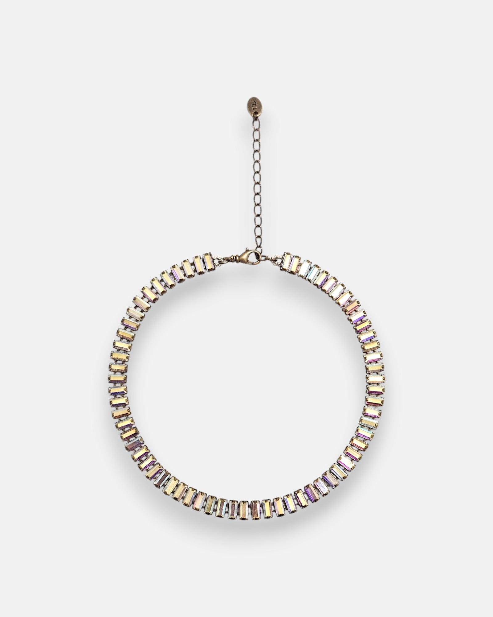Gargantilla choker Tataborello extendida en círculo mostrando la hilera continua de cristales rectangulares y su cadena alargadora.