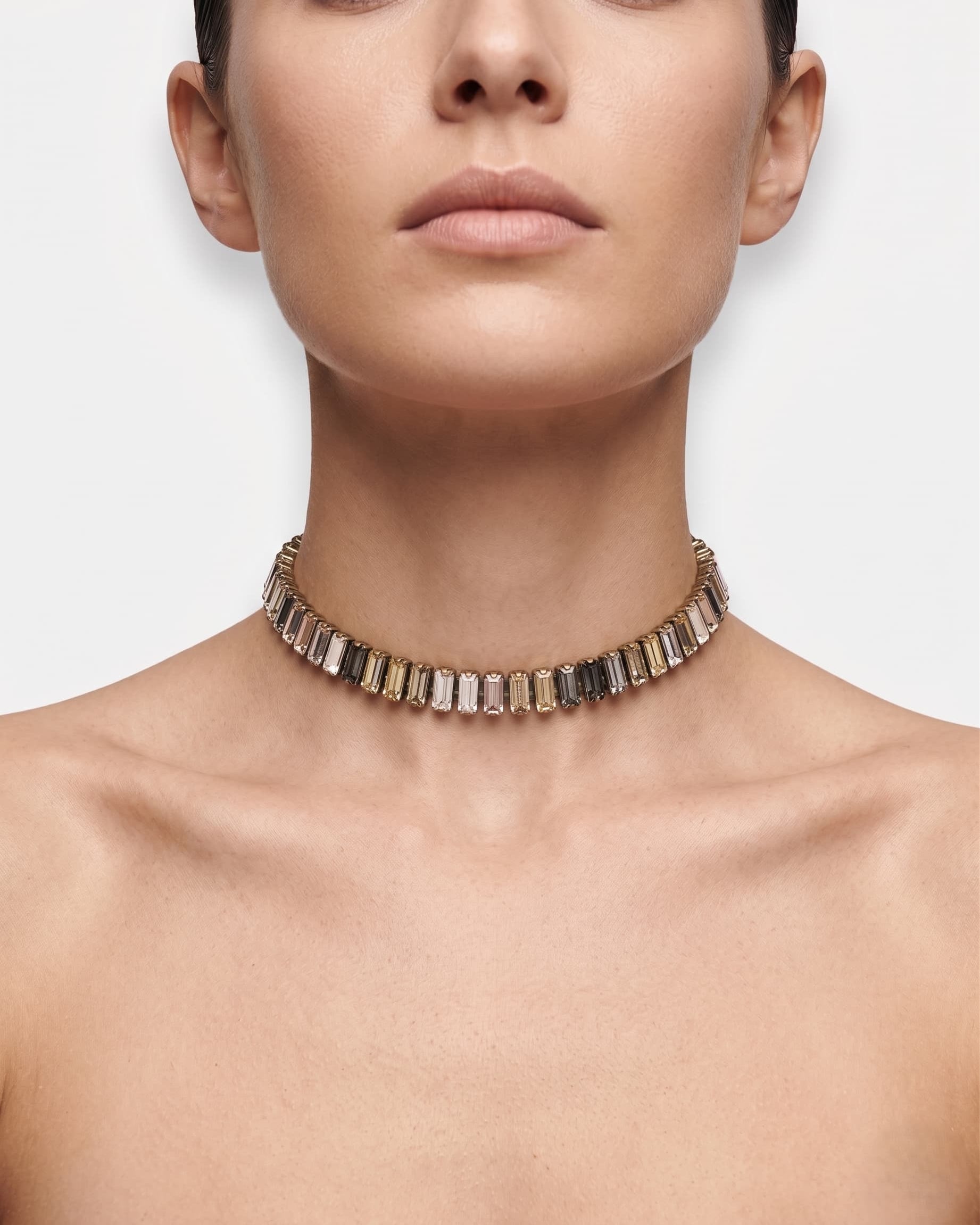 Vista frontal de una mujer luciendo el collar choker "Rivière Aurora" ajustado al cuello, resaltando su luz y delicadeza.