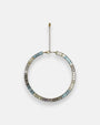 Gargantilla choker Tataborello extendida en círculo mostrando su hilera continua de cristales rectangulares azules y grises.